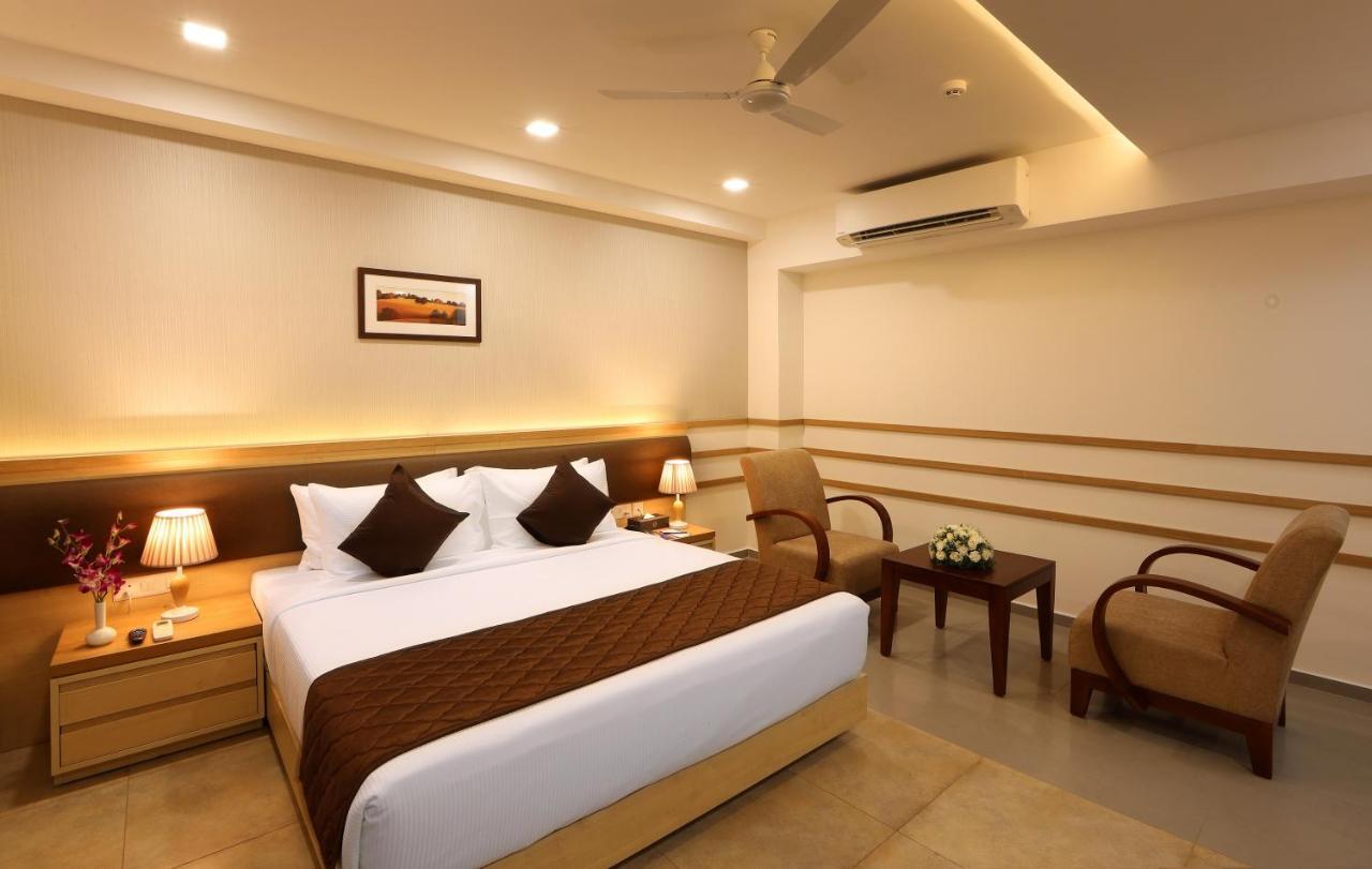 Отель Flora Charishma Residency Aluva Коччи Экстерьер фото