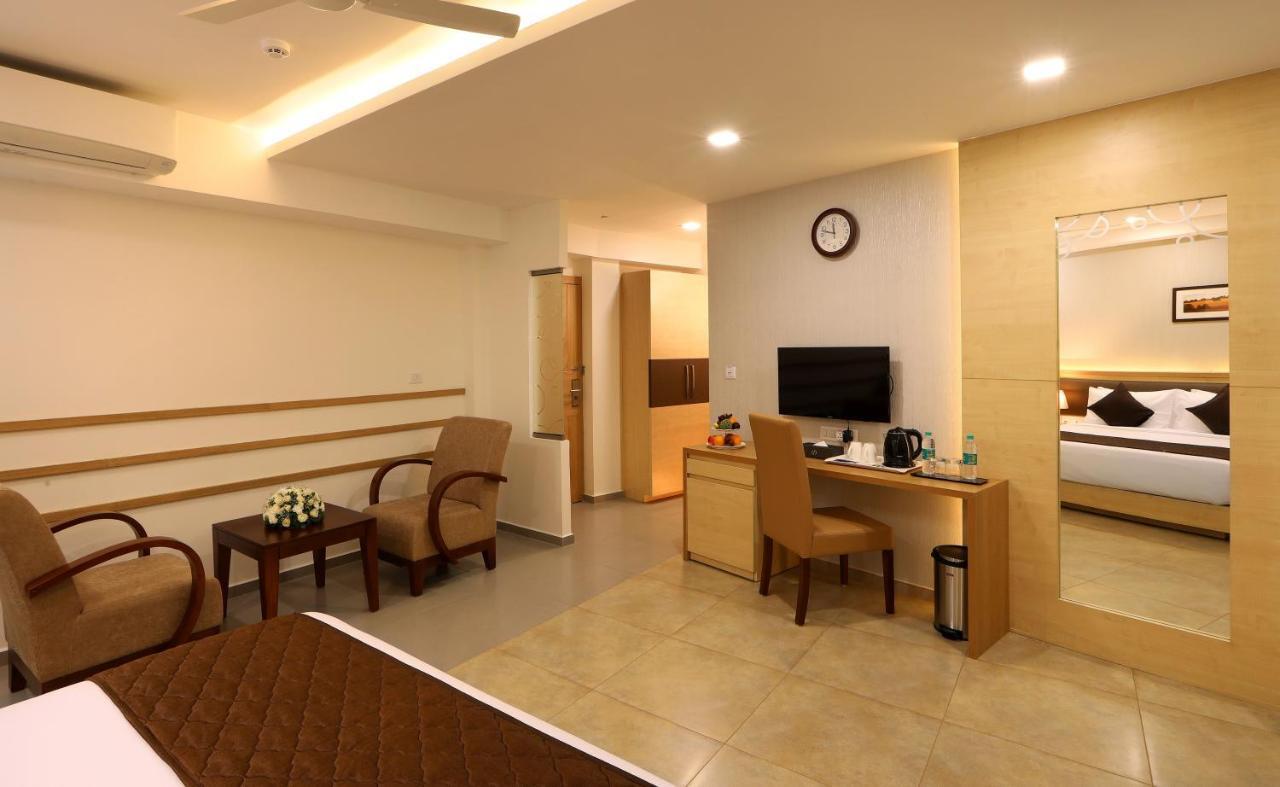 Отель Flora Charishma Residency Aluva Коччи Экстерьер фото