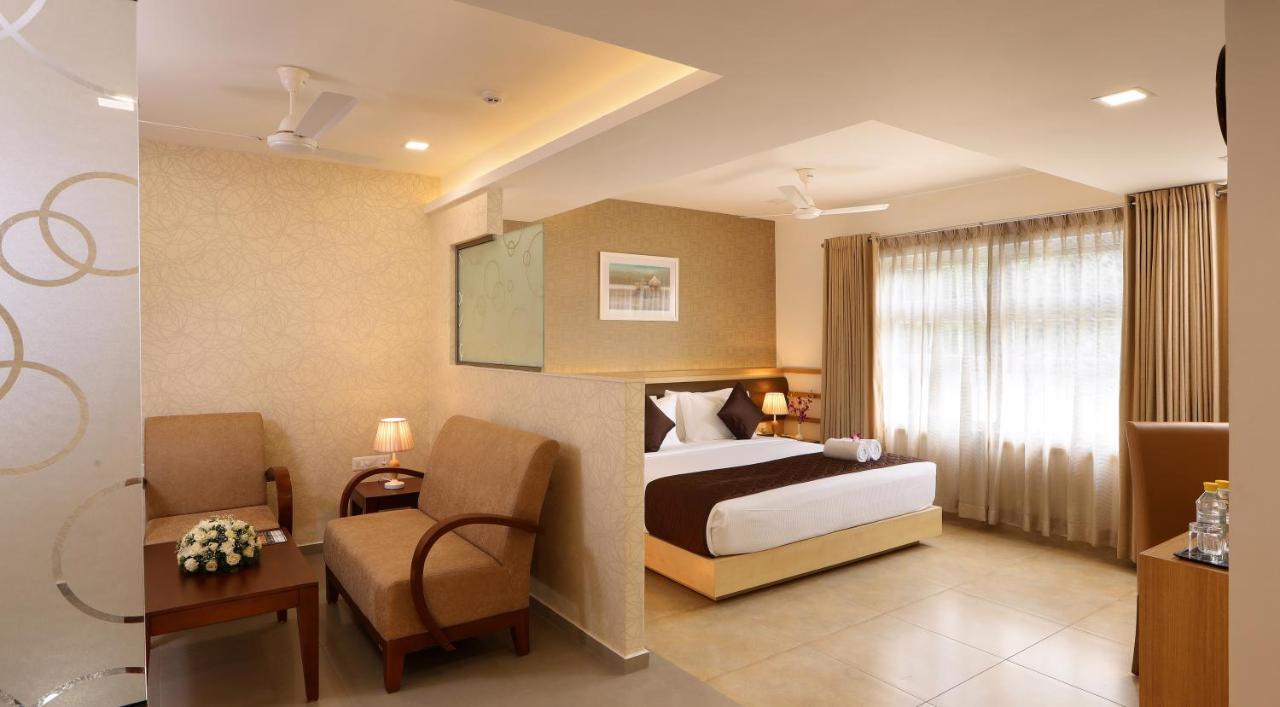 Отель Flora Charishma Residency Aluva Коччи Экстерьер фото
