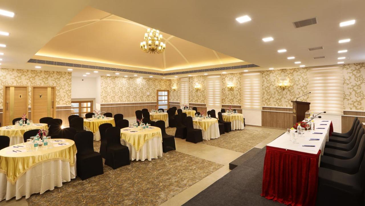 Отель Flora Charishma Residency Aluva Коччи Экстерьер фото